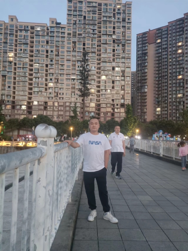 寂寞的男人的第一张照片--大邑认干亲服务网